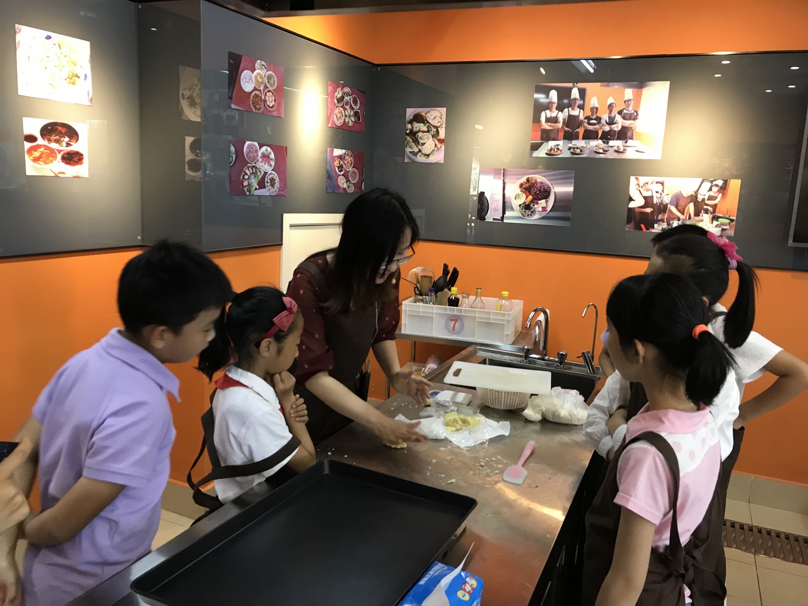 太阳成集团tyc234cc工会举行六一亲子烘焙活动