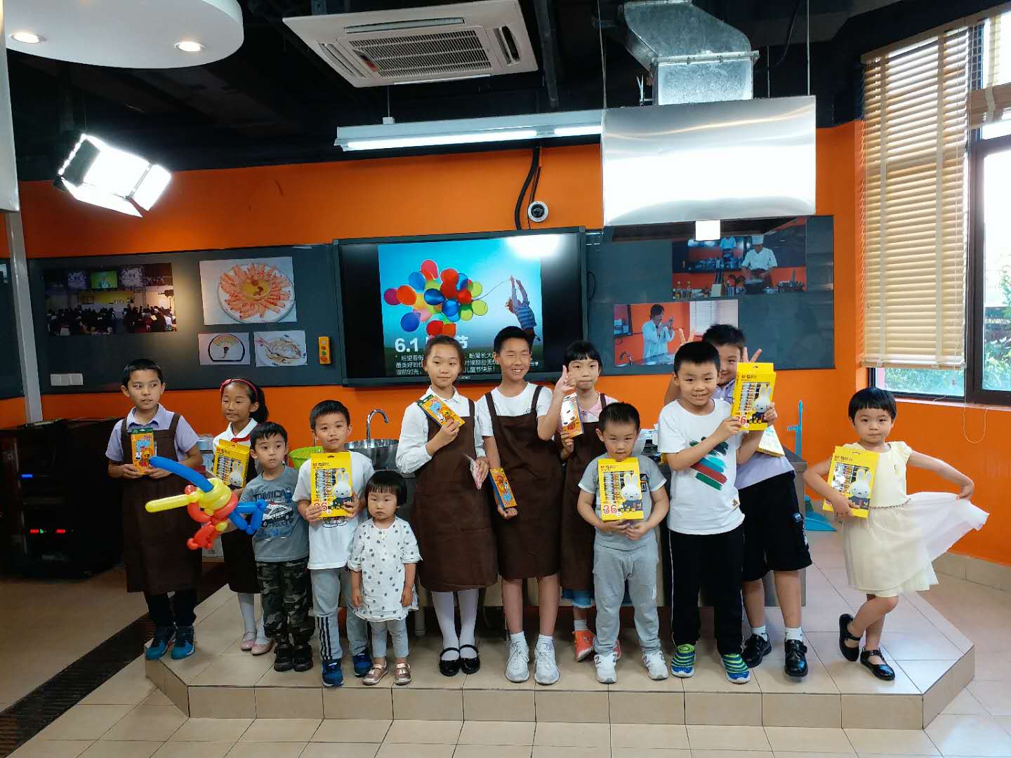 太阳成集团tyc234cc工会举行六一亲子烘焙活动