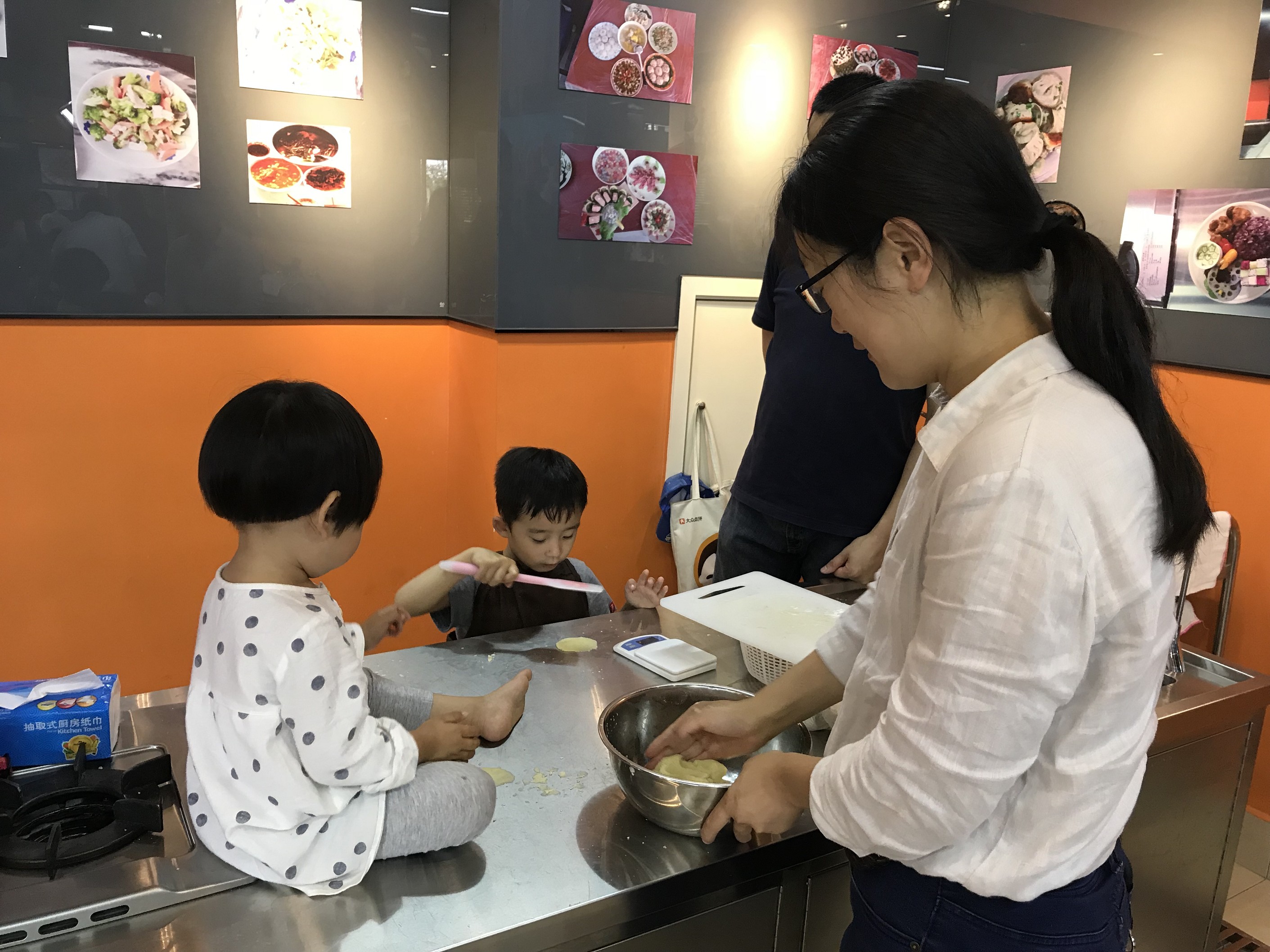 太阳成集团tyc234cc工会举行六一亲子烘焙活动