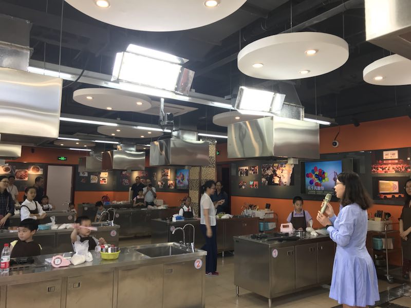 太阳成集团tyc234cc工会举行六一亲子烘焙活动