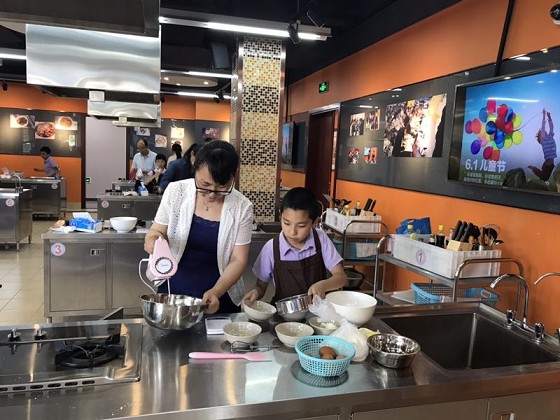 太阳成集团tyc234cc工会举行六一亲子烘焙活动