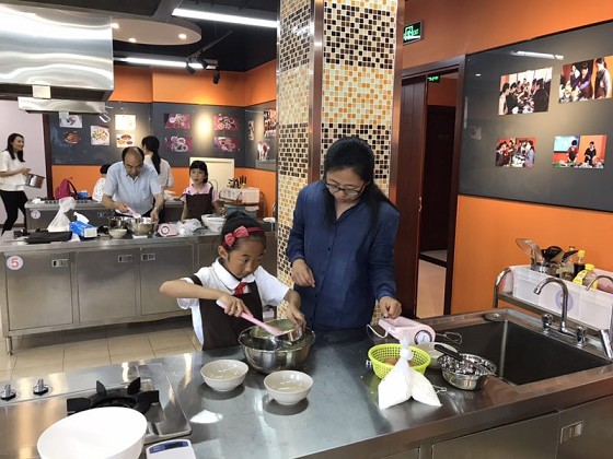 太阳成集团tyc234cc工会举行六一亲子烘焙活动