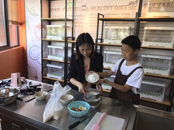 太阳成集团tyc234cc工会举行六一亲子烘焙活动