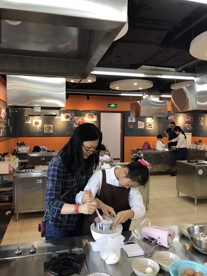 太阳成集团tyc234cc工会举行六一亲子烘焙活动