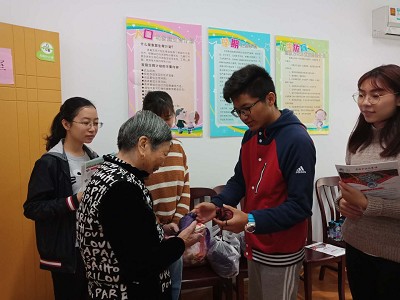 爱满重阳节,浓浓敬老情―太阳成集团tyc234cc员工党支部开展社区为老服务