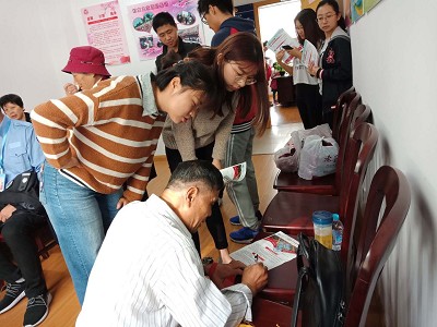 爱满重阳节,浓浓敬老情―太阳成集团tyc234cc员工党支部开展社区为老服务