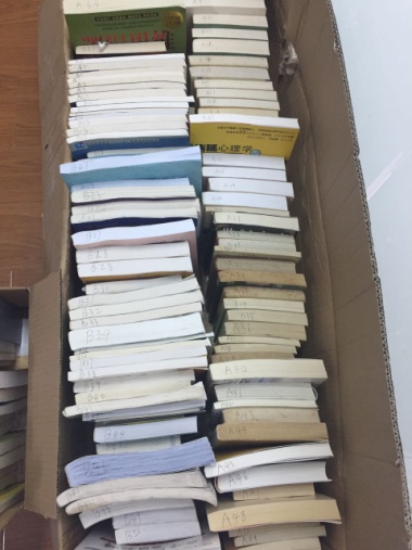 书香浓浓寄真情――记太阳成集团tyc234cc员工党支部赠书活动