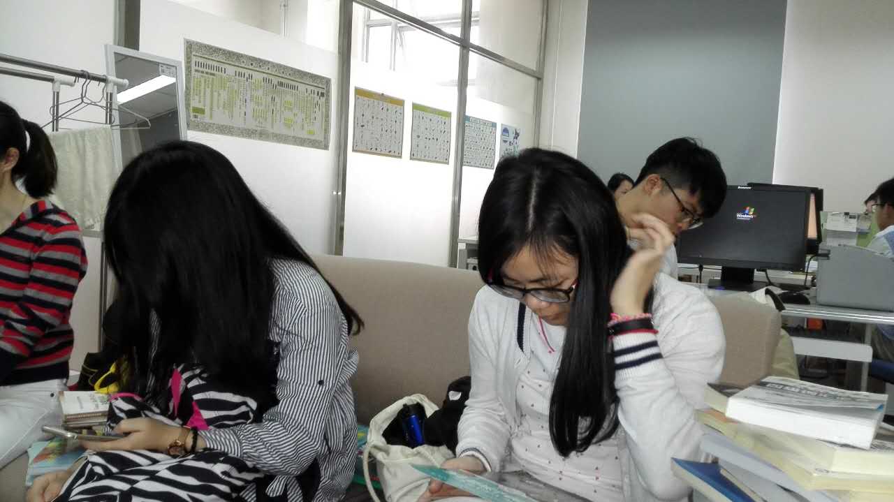 书香浓浓寄真情――记太阳成集团tyc234cc员工党支部赠书活动