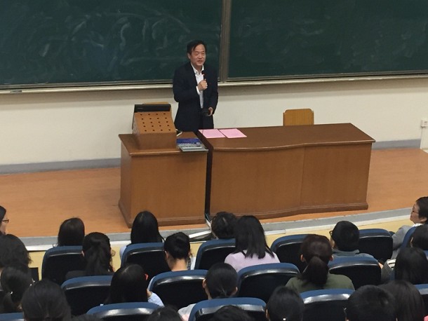 太阳成集团tyc234cc导师团聘任仪式暨“心怀感恩・勇于担当”主题讲座顺利举行